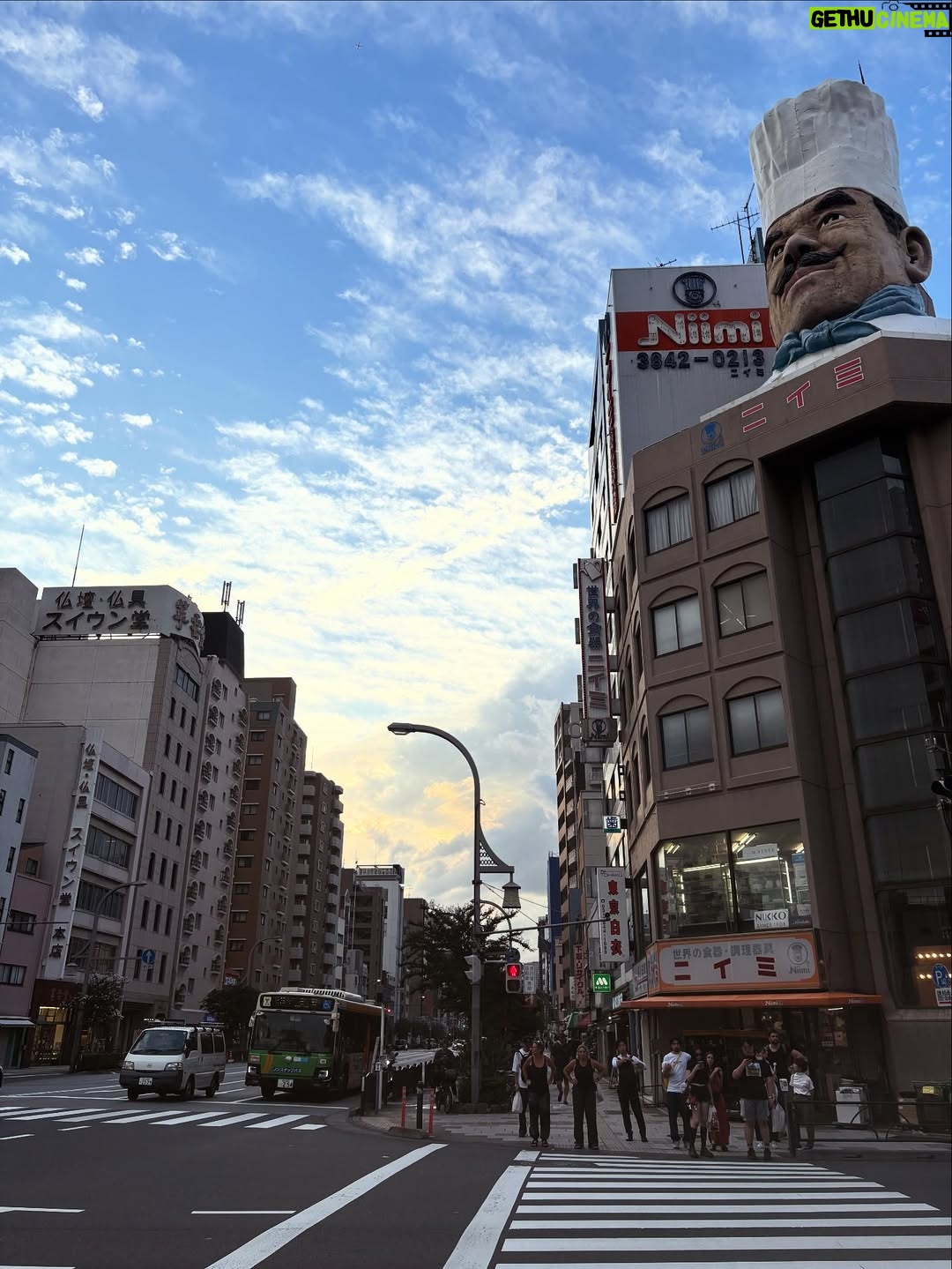 Diana Nicolau - 2.7K Likes - 24 dias depois de ter saído de Lisboa, chego a Tokyo. O destino no Japão por onde quase todos entram, mas eu quis deixar para o fim. E não me arrependo nada!

Geralmente evito ficar muito tempo nas capitais e nas cidades muito grandes porque não são representativas dos países, e por isso decidi distribuir o meu tempo por outras zonas e deixar Tokyo para o fim por várias razões. E agora sinto que já chego com bagagem sobre o Japão mas ainda continuo com muuuuitas perguntas - “You’re so curious, aren’t you?” - dizem-me. Sou, pá, deixem-me estar que eu não incomodo ninguém, só preciso de perceber o porquê das coisas. É que nunca saí dessa fase. E quanto mais descubro sobre o Japão e sobre eles, mais dúvidas tenho. 😳

E agora que cheguei a Tokyo, não quero ir embora. 😍 Kawaiiiiiii!!
A parte boa é que não vou já… Ainda tenho de aprender a fazer ramen. 😏 🍜 

Pergunta: 🙋‍♀️ 
É útil para alguém que eu compile o meu itinerário e todas as dicas de sítios, restaurantes, actividades, etc? Só a sondar 😌🤔

Arigato gozaimasu 🫶🏼🙂‍↕️ (e este emoji da vénia não é um amor? 🥹)