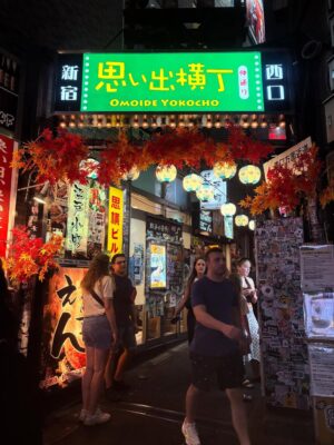 Diana Nicolau Instagram - 24 dias depois de ter saído de Lisboa, chego a Tokyo. O destino no Japão por onde quase todos entram, mas eu quis deixar para o fim. E não me arrependo nada!

Geralmente evito ficar muito tempo nas capitais e nas cidades muito grandes porque não são representativas dos países, e por isso decidi distribuir o meu tempo por outras zonas e deixar Tokyo para o fim por várias razões. E agora sinto que já chego com bagagem sobre o Japão mas ainda continuo com muuuuitas perguntas - “You’re so curious, aren’t you?” - dizem-me. Sou, pá, deixem-me estar que eu não incomodo ninguém, só preciso de perceber o porquê das coisas. É que nunca saí dessa fase. E quanto mais descubro sobre o Japão e sobre eles, mais dúvidas tenho. 😳

E agora que cheguei a Tokyo, não quero ir embora. 😍 Kawaiiiiiii!!
A parte boa é que não vou já… Ainda tenho de aprender a fazer ramen. 😏 🍜 

Pergunta: 🙋‍♀️ 
É útil para alguém que eu compile o meu itinerário e todas as dicas de sítios, restaurantes, actividades, etc? Só a sondar 😌🤔

Arigato gozaimasu 🫶🏼🙂‍↕️ (e este emoji da vénia não é um amor? 🥹)
