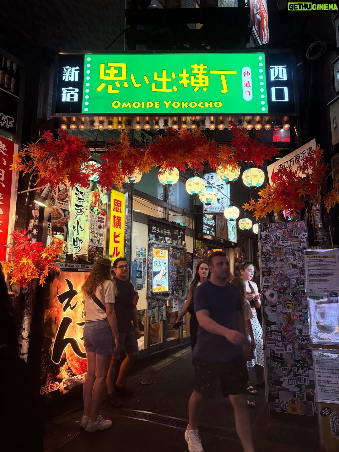 Diana Nicolau - 2.7K Likes - 24 dias depois de ter saído de Lisboa, chego a Tokyo. O destino no Japão por onde quase todos entram, mas eu quis deixar para o fim. E não me arrependo nada!

Geralmente evito ficar muito tempo nas capitais e nas cidades muito grandes porque não são representativas dos países, e por isso decidi distribuir o meu tempo por outras zonas e deixar Tokyo para o fim por várias razões. E agora sinto que já chego com bagagem sobre o Japão mas ainda continuo com muuuuitas perguntas - “You’re so curious, aren’t you?” - dizem-me. Sou, pá, deixem-me estar que eu não incomodo ninguém, só preciso de perceber o porquê das coisas. É que nunca saí dessa fase. E quanto mais descubro sobre o Japão e sobre eles, mais dúvidas tenho. 😳

E agora que cheguei a Tokyo, não quero ir embora. 😍 Kawaiiiiiii!!
A parte boa é que não vou já… Ainda tenho de aprender a fazer ramen. 😏 🍜 

Pergunta: 🙋‍♀️ 
É útil para alguém que eu compile o meu itinerário e todas as dicas de sítios, restaurantes, actividades, etc? Só a sondar 😌🤔

Arigato gozaimasu 🫶🏼🙂‍↕️ (e este emoji da vénia não é um amor? 🥹)