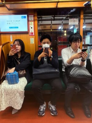 Diana Nicolau Instagram - 24 dias depois de ter saído de Lisboa, chego a Tokyo. O destino no Japão por onde quase todos entram, mas eu quis deixar para o fim. E não me arrependo nada!

Geralmente evito ficar muito tempo nas capitais e nas cidades muito grandes porque não são representativas dos países, e por isso decidi distribuir o meu tempo por outras zonas e deixar Tokyo para o fim por várias razões. E agora sinto que já chego com bagagem sobre o Japão mas ainda continuo com muuuuitas perguntas - “You’re so curious, aren’t you?” - dizem-me. Sou, pá, deixem-me estar que eu não incomodo ninguém, só preciso de perceber o porquê das coisas. É que nunca saí dessa fase. E quanto mais descubro sobre o Japão e sobre eles, mais dúvidas tenho. 😳

E agora que cheguei a Tokyo, não quero ir embora. 😍 Kawaiiiiiii!!
A parte boa é que não vou já… Ainda tenho de aprender a fazer ramen. 😏 🍜 

Pergunta: 🙋‍♀️ 
É útil para alguém que eu compile o meu itinerário e todas as dicas de sítios, restaurantes, actividades, etc? Só a sondar 😌🤔

Arigato gozaimasu 🫶🏼🙂‍↕️ (e este emoji da vénia não é um amor? 🥹)
