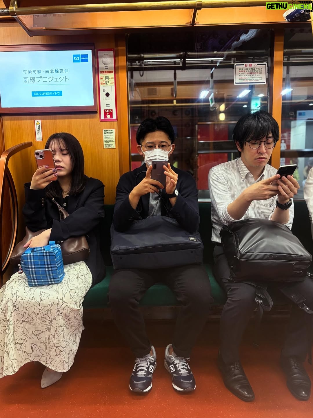 Diana Nicolau - 2.7K Likes - 24 dias depois de ter saído de Lisboa, chego a Tokyo. O destino no Japão por onde quase todos entram, mas eu quis deixar para o fim. E não me arrependo nada!

Geralmente evito ficar muito tempo nas capitais e nas cidades muito grandes porque não são representativas dos países, e por isso decidi distribuir o meu tempo por outras zonas e deixar Tokyo para o fim por várias razões. E agora sinto que já chego com bagagem sobre o Japão mas ainda continuo com muuuuitas perguntas - “You’re so curious, aren’t you?” - dizem-me. Sou, pá, deixem-me estar que eu não incomodo ninguém, só preciso de perceber o porquê das coisas. É que nunca saí dessa fase. E quanto mais descubro sobre o Japão e sobre eles, mais dúvidas tenho. 😳

E agora que cheguei a Tokyo, não quero ir embora. 😍 Kawaiiiiiii!!
A parte boa é que não vou já… Ainda tenho de aprender a fazer ramen. 😏 🍜 

Pergunta: 🙋‍♀️ 
É útil para alguém que eu compile o meu itinerário e todas as dicas de sítios, restaurantes, actividades, etc? Só a sondar 😌🤔

Arigato gozaimasu 🫶🏼🙂‍↕️ (e este emoji da vénia não é um amor? 🥹)