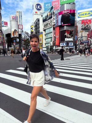 Diana Nicolau Instagram - 24 dias depois de ter saído de Lisboa, chego a Tokyo. O destino no Japão por onde quase todos entram, mas eu quis deixar para o fim. E não me arrependo nada!

Geralmente evito ficar muito tempo nas capitais e nas cidades muito grandes porque não são representativas dos países, e por isso decidi distribuir o meu tempo por outras zonas e deixar Tokyo para o fim por várias razões. E agora sinto que já chego com bagagem sobre o Japão mas ainda continuo com muuuuitas perguntas - “You’re so curious, aren’t you?” - dizem-me. Sou, pá, deixem-me estar que eu não incomodo ninguém, só preciso de perceber o porquê das coisas. É que nunca saí dessa fase. E quanto mais descubro sobre o Japão e sobre eles, mais dúvidas tenho. 😳

E agora que cheguei a Tokyo, não quero ir embora. 😍 Kawaiiiiiii!!
A parte boa é que não vou já… Ainda tenho de aprender a fazer ramen. 😏 🍜 

Pergunta: 🙋‍♀️ 
É útil para alguém que eu compile o meu itinerário e todas as dicas de sítios, restaurantes, actividades, etc? Só a sondar 😌🤔

Arigato gozaimasu 🫶🏼🙂‍↕️ (e este emoji da vénia não é um amor? 🥹)
