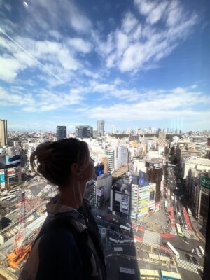 Diana Nicolau Instagram - 24 dias depois de ter saído de Lisboa, chego a Tokyo. O destino no Japão por onde quase todos entram, mas eu quis deixar para o fim. E não me arrependo nada!

Geralmente evito ficar muito tempo nas capitais e nas cidades muito grandes porque não são representativas dos países, e por isso decidi distribuir o meu tempo por outras zonas e deixar Tokyo para o fim por várias razões. E agora sinto que já chego com bagagem sobre o Japão mas ainda continuo com muuuuitas perguntas - “You’re so curious, aren’t you?” - dizem-me. Sou, pá, deixem-me estar que eu não incomodo ninguém, só preciso de perceber o porquê das coisas. É que nunca saí dessa fase. E quanto mais descubro sobre o Japão e sobre eles, mais dúvidas tenho. 😳

E agora que cheguei a Tokyo, não quero ir embora. 😍 Kawaiiiiiii!!
A parte boa é que não vou já… Ainda tenho de aprender a fazer ramen. 😏 🍜 

Pergunta: 🙋‍♀️ 
É útil para alguém que eu compile o meu itinerário e todas as dicas de sítios, restaurantes, actividades, etc? Só a sondar 😌🤔

Arigato gozaimasu 🫶🏼🙂‍↕️ (e este emoji da vénia não é um amor? 🥹)