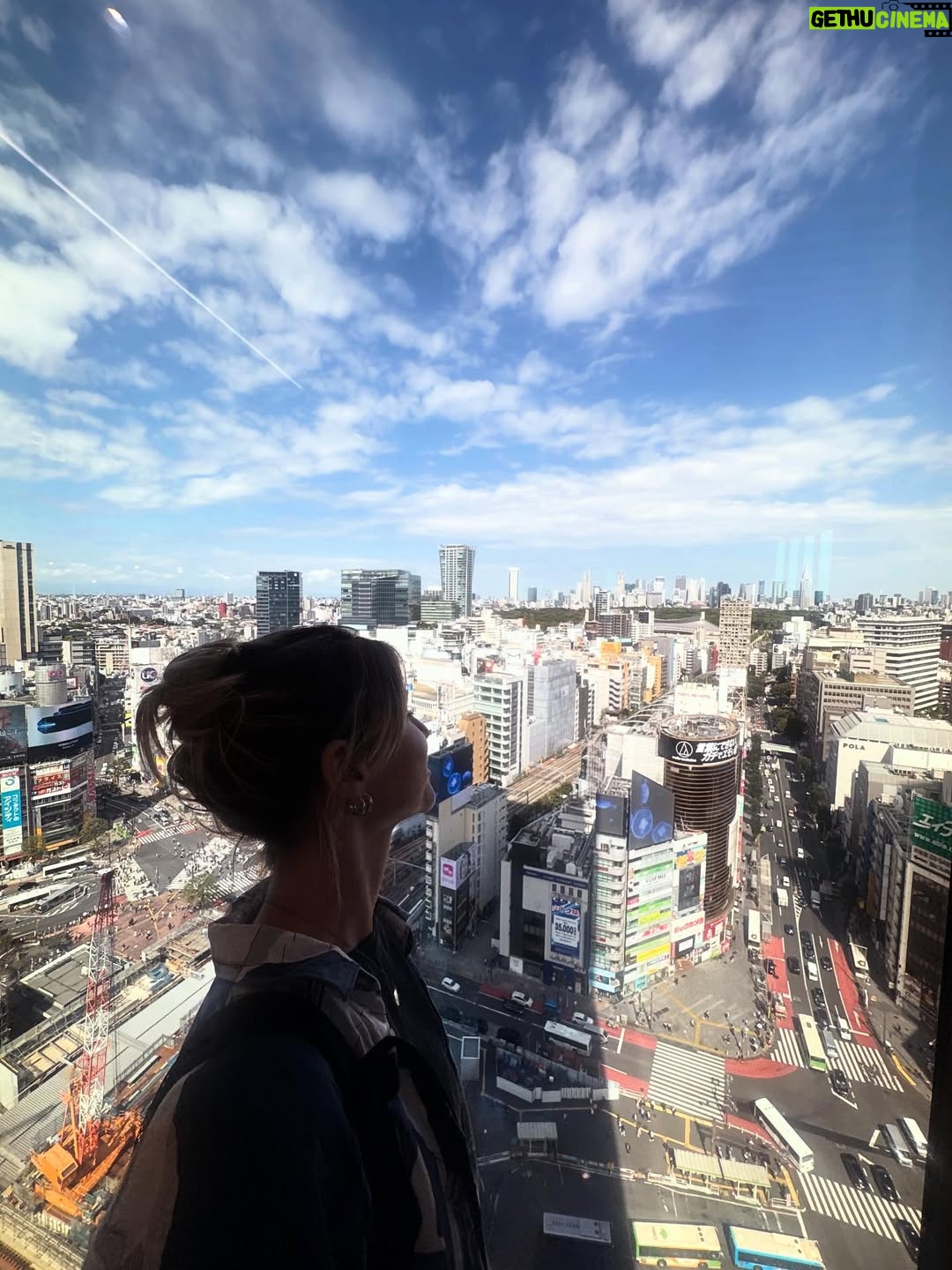 Diana Nicolau - 2.7K Likes - 24 dias depois de ter saído de Lisboa, chego a Tokyo. O destino no Japão por onde quase todos entram, mas eu quis deixar para o fim. E não me arrependo nada!

Geralmente evito ficar muito tempo nas capitais e nas cidades muito grandes porque não são representativas dos países, e por isso decidi distribuir o meu tempo por outras zonas e deixar Tokyo para o fim por várias razões. E agora sinto que já chego com bagagem sobre o Japão mas ainda continuo com muuuuitas perguntas - “You’re so curious, aren’t you?” - dizem-me. Sou, pá, deixem-me estar que eu não incomodo ninguém, só preciso de perceber o porquê das coisas. É que nunca saí dessa fase. E quanto mais descubro sobre o Japão e sobre eles, mais dúvidas tenho. 😳

E agora que cheguei a Tokyo, não quero ir embora. 😍 Kawaiiiiiii!!
A parte boa é que não vou já… Ainda tenho de aprender a fazer ramen. 😏 🍜 

Pergunta: 🙋‍♀️ 
É útil para alguém que eu compile o meu itinerário e todas as dicas de sítios, restaurantes, actividades, etc? Só a sondar 😌🤔

Arigato gozaimasu 🫶🏼🙂‍↕️ (e este emoji da vénia não é um amor? 🥹)