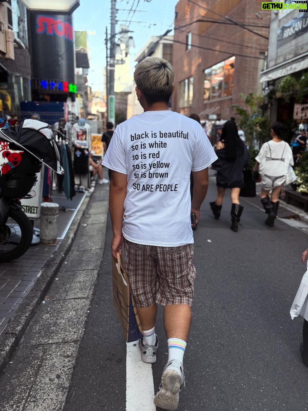 Diana Nicolau - 2.7K Likes - 24 dias depois de ter saído de Lisboa, chego a Tokyo. O destino no Japão por onde quase todos entram, mas eu quis deixar para o fim. E não me arrependo nada!

Geralmente evito ficar muito tempo nas capitais e nas cidades muito grandes porque não são representativas dos países, e por isso decidi distribuir o meu tempo por outras zonas e deixar Tokyo para o fim por várias razões. E agora sinto que já chego com bagagem sobre o Japão mas ainda continuo com muuuuitas perguntas - “You’re so curious, aren’t you?” - dizem-me. Sou, pá, deixem-me estar que eu não incomodo ninguém, só preciso de perceber o porquê das coisas. É que nunca saí dessa fase. E quanto mais descubro sobre o Japão e sobre eles, mais dúvidas tenho. 😳

E agora que cheguei a Tokyo, não quero ir embora. 😍 Kawaiiiiiii!!
A parte boa é que não vou já… Ainda tenho de aprender a fazer ramen. 😏 🍜 

Pergunta: 🙋‍♀️ 
É útil para alguém que eu compile o meu itinerário e todas as dicas de sítios, restaurantes, actividades, etc? Só a sondar 😌🤔

Arigato gozaimasu 🫶🏼🙂‍↕️ (e este emoji da vénia não é um amor? 🥹)