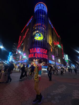 Diana Nicolau Instagram - 24 dias depois de ter saído de Lisboa, chego a Tokyo. O destino no Japão por onde quase todos entram, mas eu quis deixar para o fim. E não me arrependo nada!

Geralmente evito ficar muito tempo nas capitais e nas cidades muito grandes porque não são representativas dos países, e por isso decidi distribuir o meu tempo por outras zonas e deixar Tokyo para o fim por várias razões. E agora sinto que já chego com bagagem sobre o Japão mas ainda continuo com muuuuitas perguntas - “You’re so curious, aren’t you?” - dizem-me. Sou, pá, deixem-me estar que eu não incomodo ninguém, só preciso de perceber o porquê das coisas. É que nunca saí dessa fase. E quanto mais descubro sobre o Japão e sobre eles, mais dúvidas tenho. 😳

E agora que cheguei a Tokyo, não quero ir embora. 😍 Kawaiiiiiii!!
A parte boa é que não vou já… Ainda tenho de aprender a fazer ramen. 😏 🍜 

Pergunta: 🙋‍♀️ 
É útil para alguém que eu compile o meu itinerário e todas as dicas de sítios, restaurantes, actividades, etc? Só a sondar 😌🤔

Arigato gozaimasu 🫶🏼🙂‍↕️ (e este emoji da vénia não é um amor? 🥹)