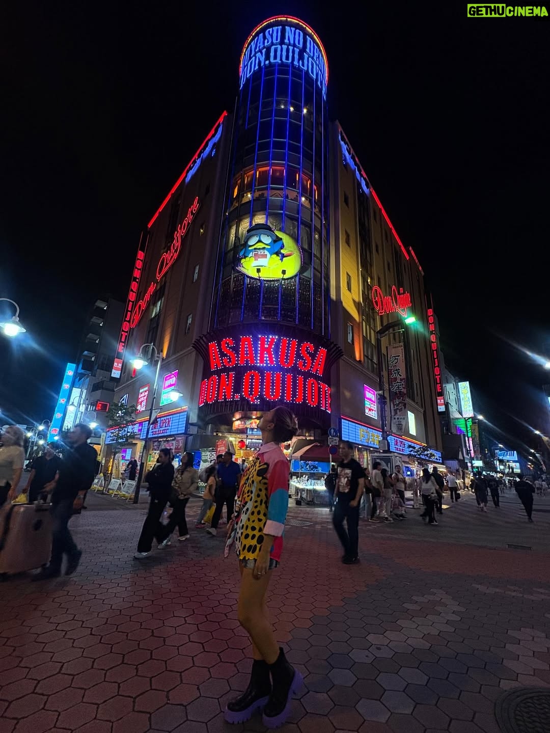 Diana Nicolau - 2.7K Likes - 24 dias depois de ter saído de Lisboa, chego a Tokyo. O destino no Japão por onde quase todos entram, mas eu quis deixar para o fim. E não me arrependo nada!

Geralmente evito ficar muito tempo nas capitais e nas cidades muito grandes porque não são representativas dos países, e por isso decidi distribuir o meu tempo por outras zonas e deixar Tokyo para o fim por várias razões. E agora sinto que já chego com bagagem sobre o Japão mas ainda continuo com muuuuitas perguntas - “You’re so curious, aren’t you?” - dizem-me. Sou, pá, deixem-me estar que eu não incomodo ninguém, só preciso de perceber o porquê das coisas. É que nunca saí dessa fase. E quanto mais descubro sobre o Japão e sobre eles, mais dúvidas tenho. 😳

E agora que cheguei a Tokyo, não quero ir embora. 😍 Kawaiiiiiii!!
A parte boa é que não vou já… Ainda tenho de aprender a fazer ramen. 😏 🍜 

Pergunta: 🙋‍♀️ 
É útil para alguém que eu compile o meu itinerário e todas as dicas de sítios, restaurantes, actividades, etc? Só a sondar 😌🤔

Arigato gozaimasu 🫶🏼🙂‍↕️ (e este emoji da vénia não é um amor? 🥹)