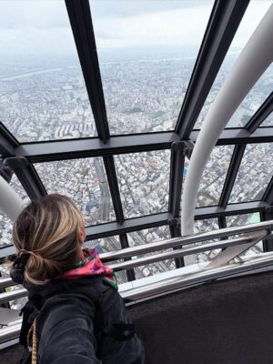 Diana Nicolau Instagram - 24 dias depois de ter saído de Lisboa, chego a Tokyo. O destino no Japão por onde quase todos entram, mas eu quis deixar para o fim. E não me arrependo nada!

Geralmente evito ficar muito tempo nas capitais e nas cidades muito grandes porque não são representativas dos países, e por isso decidi distribuir o meu tempo por outras zonas e deixar Tokyo para o fim por várias razões. E agora sinto que já chego com bagagem sobre o Japão mas ainda continuo com muuuuitas perguntas - “You’re so curious, aren’t you?” - dizem-me. Sou, pá, deixem-me estar que eu não incomodo ninguém, só preciso de perceber o porquê das coisas. É que nunca saí dessa fase. E quanto mais descubro sobre o Japão e sobre eles, mais dúvidas tenho. 😳

E agora que cheguei a Tokyo, não quero ir embora. 😍 Kawaiiiiiii!!
A parte boa é que não vou já… Ainda tenho de aprender a fazer ramen. 😏 🍜 

Pergunta: 🙋‍♀️ 
É útil para alguém que eu compile o meu itinerário e todas as dicas de sítios, restaurantes, actividades, etc? Só a sondar 😌🤔

Arigato gozaimasu 🫶🏼🙂‍↕️ (e este emoji da vénia não é um amor? 🥹)