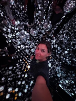 Diana Nicolau Instagram - 24 dias depois de ter saído de Lisboa, chego a Tokyo. O destino no Japão por onde quase todos entram, mas eu quis deixar para o fim. E não me arrependo nada!

Geralmente evito ficar muito tempo nas capitais e nas cidades muito grandes porque não são representativas dos países, e por isso decidi distribuir o meu tempo por outras zonas e deixar Tokyo para o fim por várias razões. E agora sinto que já chego com bagagem sobre o Japão mas ainda continuo com muuuuitas perguntas - “You’re so curious, aren’t you?” - dizem-me. Sou, pá, deixem-me estar que eu não incomodo ninguém, só preciso de perceber o porquê das coisas. É que nunca saí dessa fase. E quanto mais descubro sobre o Japão e sobre eles, mais dúvidas tenho. 😳

E agora que cheguei a Tokyo, não quero ir embora. 😍 Kawaiiiiiii!!
A parte boa é que não vou já… Ainda tenho de aprender a fazer ramen. 😏 🍜 

Pergunta: 🙋‍♀️ 
É útil para alguém que eu compile o meu itinerário e todas as dicas de sítios, restaurantes, actividades, etc? Só a sondar 😌🤔

Arigato gozaimasu 🫶🏼🙂‍↕️ (e este emoji da vénia não é um amor? 🥹)