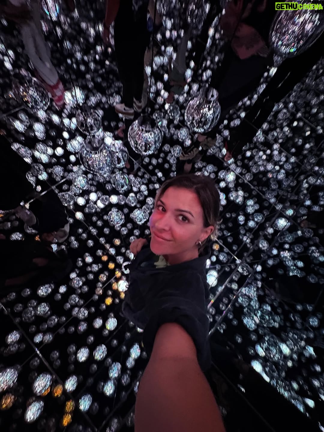 Diana Nicolau - 2.7K Likes - 24 dias depois de ter saído de Lisboa, chego a Tokyo. O destino no Japão por onde quase todos entram, mas eu quis deixar para o fim. E não me arrependo nada!

Geralmente evito ficar muito tempo nas capitais e nas cidades muito grandes porque não são representativas dos países, e por isso decidi distribuir o meu tempo por outras zonas e deixar Tokyo para o fim por várias razões. E agora sinto que já chego com bagagem sobre o Japão mas ainda continuo com muuuuitas perguntas - “You’re so curious, aren’t you?” - dizem-me. Sou, pá, deixem-me estar que eu não incomodo ninguém, só preciso de perceber o porquê das coisas. É que nunca saí dessa fase. E quanto mais descubro sobre o Japão e sobre eles, mais dúvidas tenho. 😳

E agora que cheguei a Tokyo, não quero ir embora. 😍 Kawaiiiiiii!!
A parte boa é que não vou já… Ainda tenho de aprender a fazer ramen. 😏 🍜 

Pergunta: 🙋‍♀️ 
É útil para alguém que eu compile o meu itinerário e todas as dicas de sítios, restaurantes, actividades, etc? Só a sondar 😌🤔

Arigato gozaimasu 🫶🏼🙂‍↕️ (e este emoji da vénia não é um amor? 🥹)