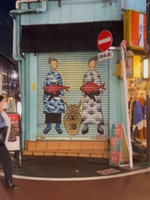 Diana Nicolau Instagram - 24 dias depois de ter saído de Lisboa, chego a Tokyo. O destino no Japão por onde quase todos entram, mas eu quis deixar para o fim. E não me arrependo nada!

Geralmente evito ficar muito tempo nas capitais e nas cidades muito grandes porque não são representativas dos países, e por isso decidi distribuir o meu tempo por outras zonas e deixar Tokyo para o fim por várias razões. E agora sinto que já chego com bagagem sobre o Japão mas ainda continuo com muuuuitas perguntas - “You’re so curious, aren’t you?” - dizem-me. Sou, pá, deixem-me estar que eu não incomodo ninguém, só preciso de perceber o porquê das coisas. É que nunca saí dessa fase. E quanto mais descubro sobre o Japão e sobre eles, mais dúvidas tenho. 😳

E agora que cheguei a Tokyo, não quero ir embora. 😍 Kawaiiiiiii!!
A parte boa é que não vou já… Ainda tenho de aprender a fazer ramen. 😏 🍜 

Pergunta: 🙋‍♀️ 
É útil para alguém que eu compile o meu itinerário e todas as dicas de sítios, restaurantes, actividades, etc? Só a sondar 😌🤔

Arigato gozaimasu 🫶🏼🙂‍↕️ (e este emoji da vénia não é um amor? 🥹)