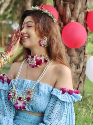 Digangana Suryavanshi Instagram - This bday ritual has got my ❤️ #28 
Love you Maa Papa❤️

At @anchaviyo @zuperhotels 
Wearing @howwhenwearclothing 
Flower jewellery by @u_phool_floraljewellery