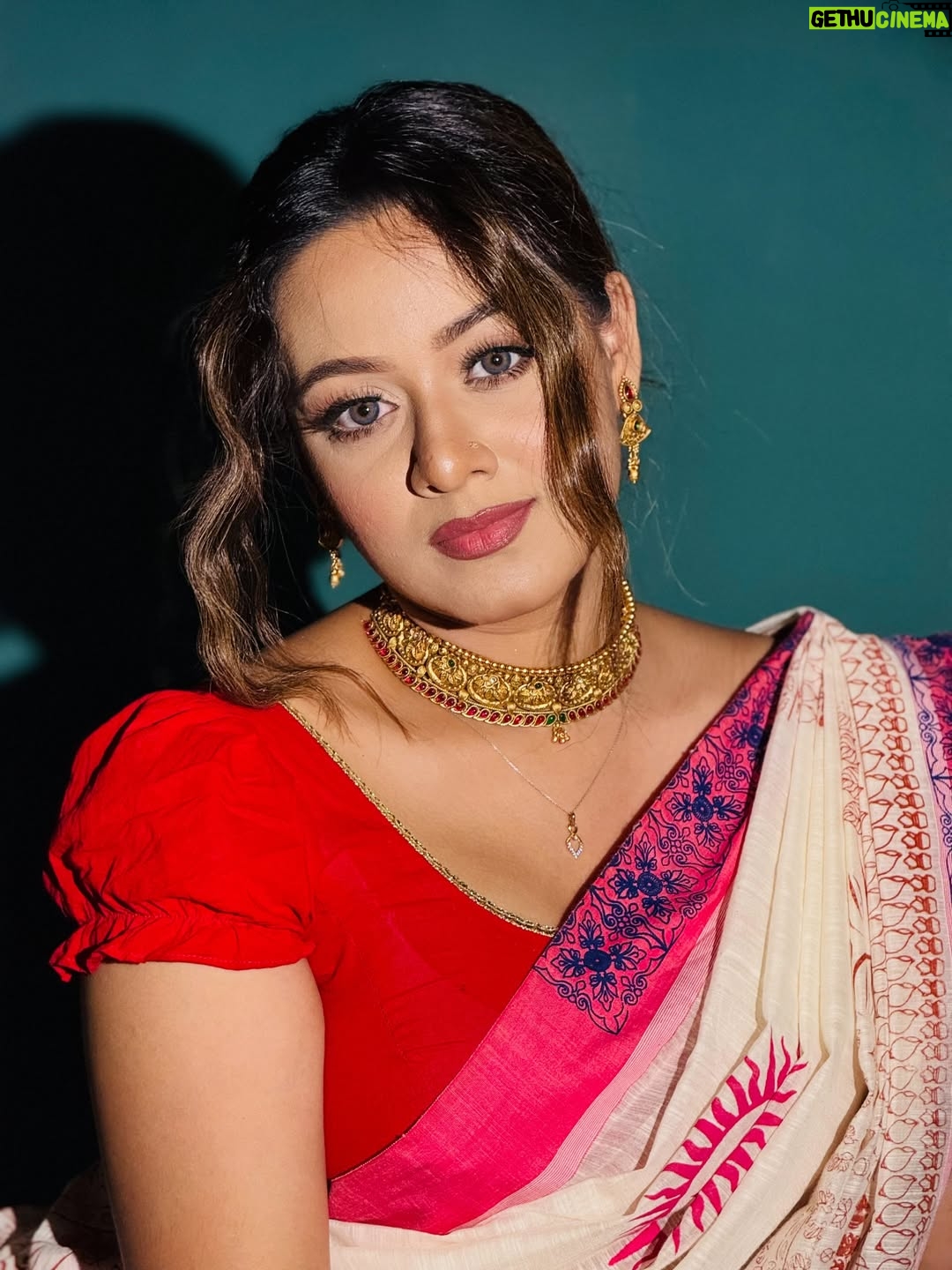 Dighi - 11.7K Likes - ছল, নাকি জল?
চঞ্চল 
মেয়ে তুই বল!