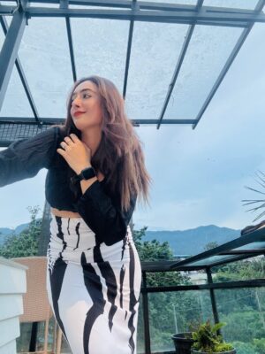 Diksha Behll Instagram - Missin’ nothing but the money I spent on my clothes 🫢🙇🏼♀️
.
.
.
Outfit @savana
Footwear @hypefly.in
