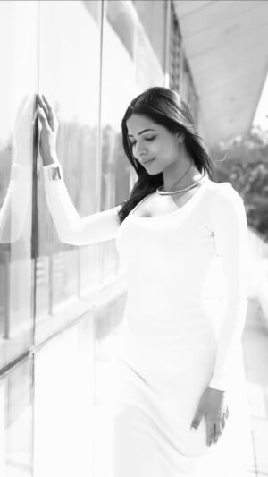 Diksha Singh Instagram - 🖤🤍