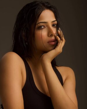 Diksha Singh Instagram - Rare.Raw.Real🖤✨
@faizialiphotography 
@fzyfuzionstudiopro 
@makeup_asfaque 
@thamnicky_hairstylist 
.
.
.
.
#editorial #mood #love #fashion #lessbutloud #boldpresence