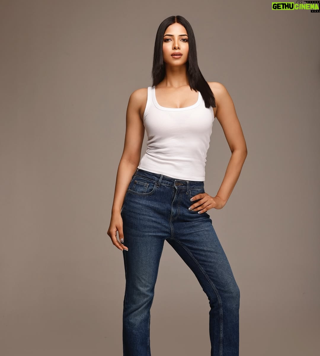 Diksha Singh - 5.1K Likes - Classics don’t need caption⭐️✨
@faizialiphotography 
@fzyfuzionstudiopro 
@makeup_asfaque 
@thamnicky_hairstylist 
.
.
.
.
#minimalstyle #styleinsimplicity #modern #Fashion #sleekandstrong #cleanstyle