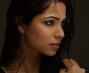 Diksha Singh Instagram - Intense🖤
.
.
.
@faizialiphotography 
@fzyfuzionstudiopro 
@makeup_asfaque 
@thamnicky_hairstylist 
.
#powerinsilence #moody #intenselook