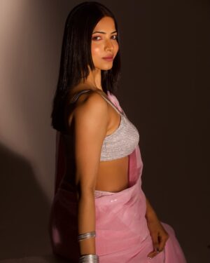 Diksha Singh Instagram - Let the stillness speak🩵✨
@faizialiphotography 
@fzyfuzionstudiopro 
@makeup_asfaque 
@thamnicky_hairstylist