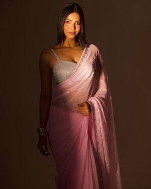 Diksha Singh Instagram - Let the stillness speak🩵✨
@faizialiphotography 
@fzyfuzionstudiopro 
@makeup_asfaque 
@thamnicky_hairstylist