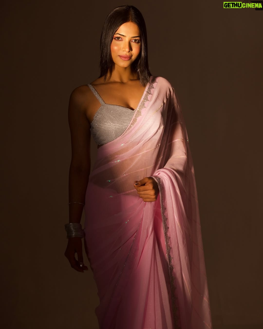 Diksha Singh - 10.3K Likes - Let the stillness speak🩵✨
@faizialiphotography 
@fzyfuzionstudiopro 
@makeup_asfaque 
@thamnicky_hairstylist
