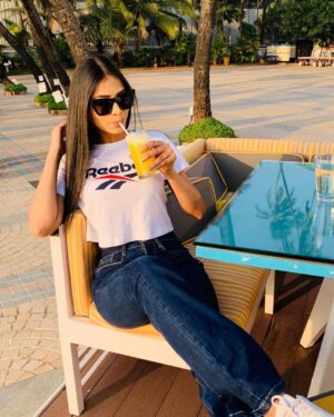 Diksha Singh Instagram - Happiness is the new rich🌟
Inner peace is the new success⚡️
Health is the new wealth 💫
#healthy #lifestyle
