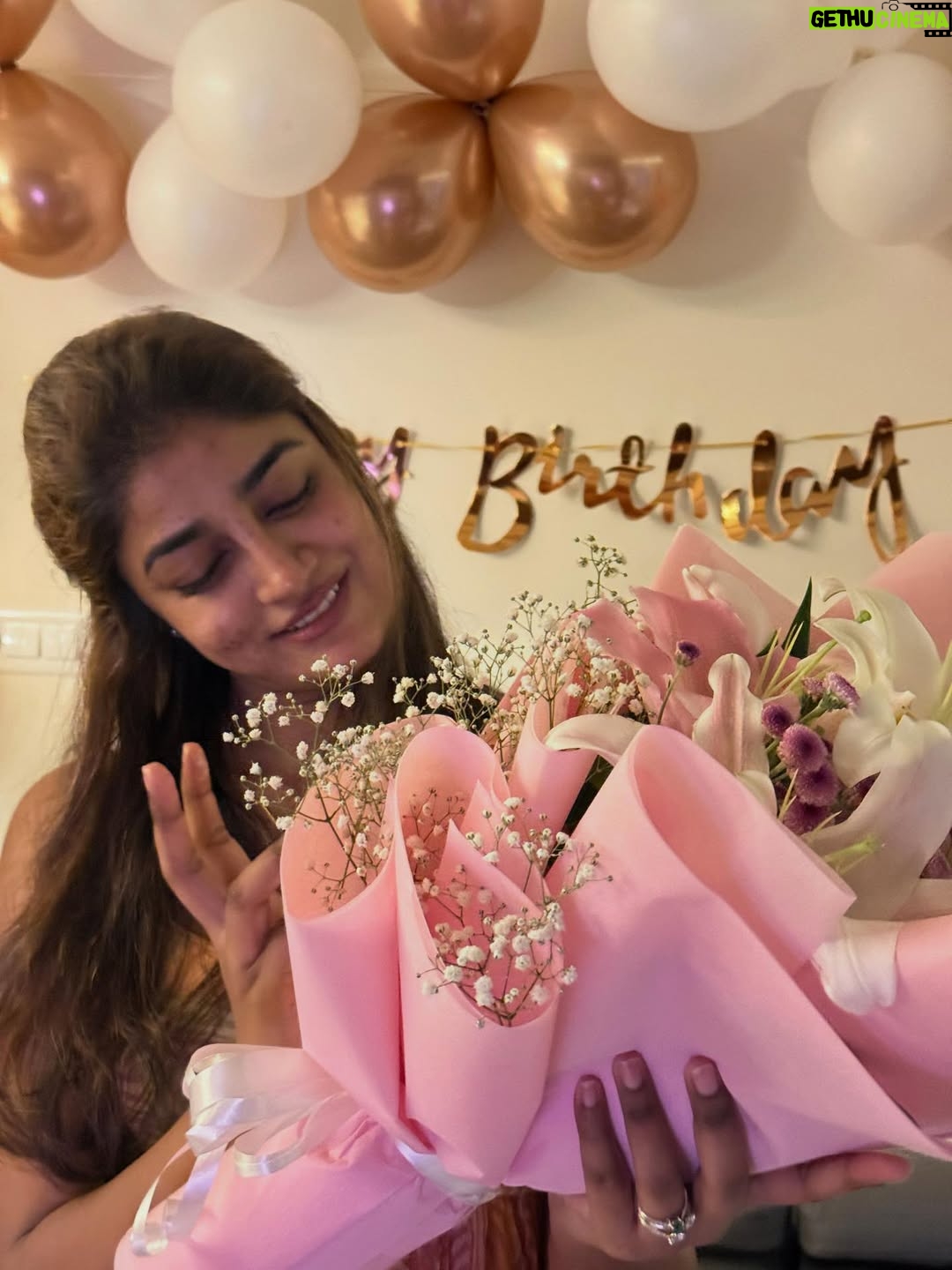 Dimple Hayathi - 76.3K Likes - Unfiltered version on my bday .. 🥰 some flowers and some good people to wish on you. ❤️
.
.
.
.
.
.
.
..
.
.
.
.
. #dimplehayathi #dimplehyati