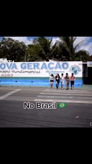 Dinah Moraes Instagram - Diferentes maneiras de atravessar a rua! #humor