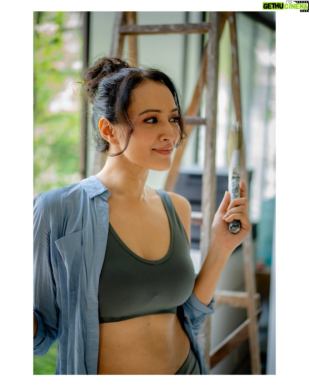 Dipannita Sharma - 2K Likes - ‘Paint thy colours’ … Always 

💙 

Photography: @charcoalmarks 
BTS super support : @palomachakraborty 
MUA : @makeupbymanasichipra 
Hair : @makeupby_palaksalia 

#funshoot #photography #portraits #teamwork #bluegrey #loungewear #hair #makeup #photos #photoshoot #colours #smiles #we