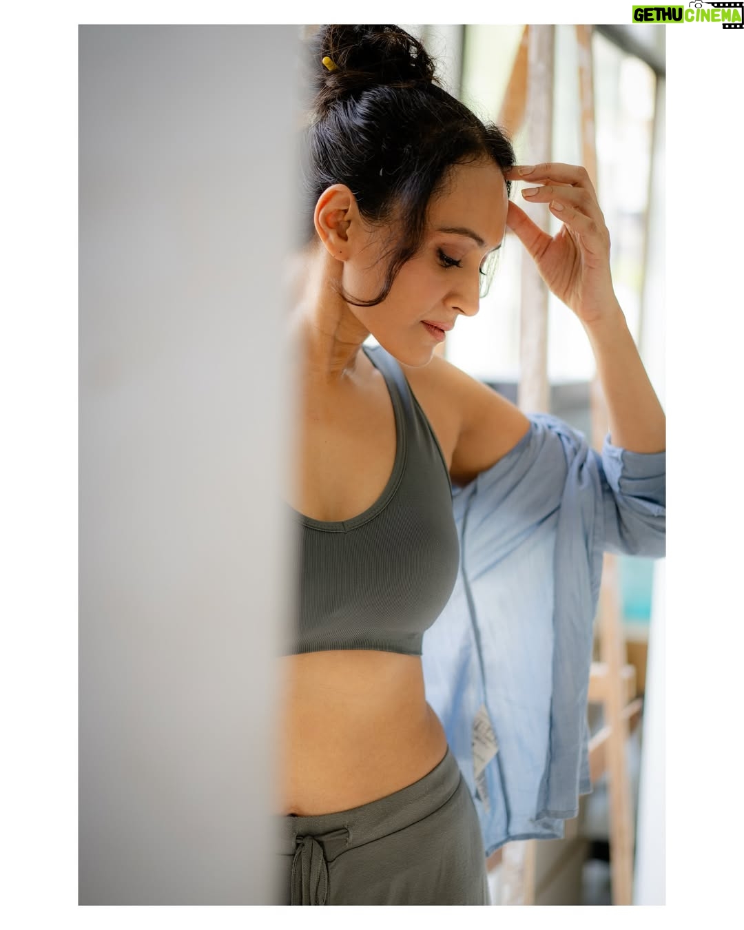 Dipannita Sharma - 2K Likes - ‘Paint thy colours’ … Always 

💙 

Photography: @charcoalmarks 
BTS super support : @palomachakraborty 
MUA : @makeupbymanasichipra 
Hair : @makeupby_palaksalia 

#funshoot #photography #portraits #teamwork #bluegrey #loungewear #hair #makeup #photos #photoshoot #colours #smiles #we