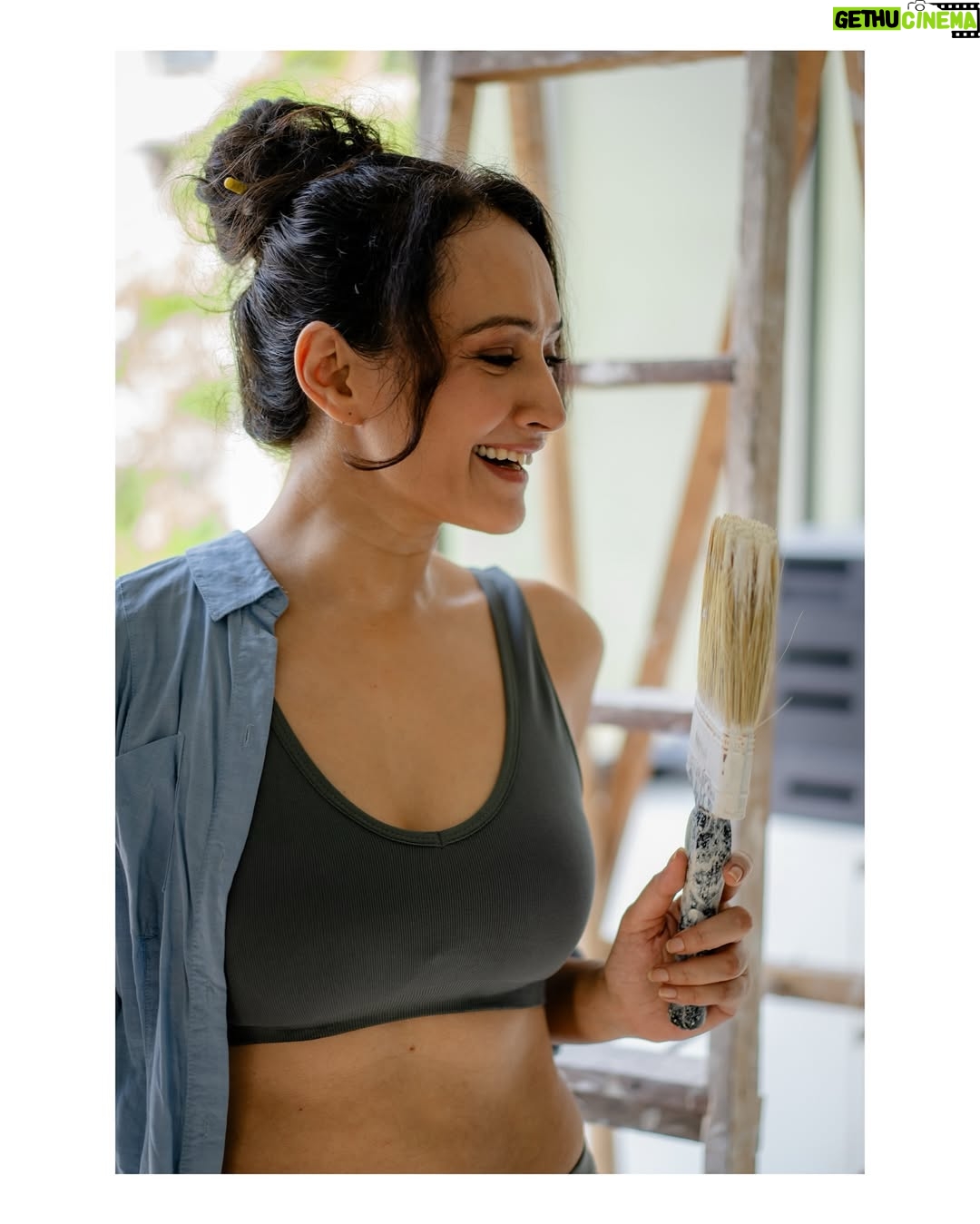 Dipannita Sharma - 2K Likes - ‘Paint thy colours’ … Always 

💙 

Photography: @charcoalmarks 
BTS super support : @palomachakraborty 
MUA : @makeupbymanasichipra 
Hair : @makeupby_palaksalia 

#funshoot #photography #portraits #teamwork #bluegrey #loungewear #hair #makeup #photos #photoshoot #colours #smiles #we