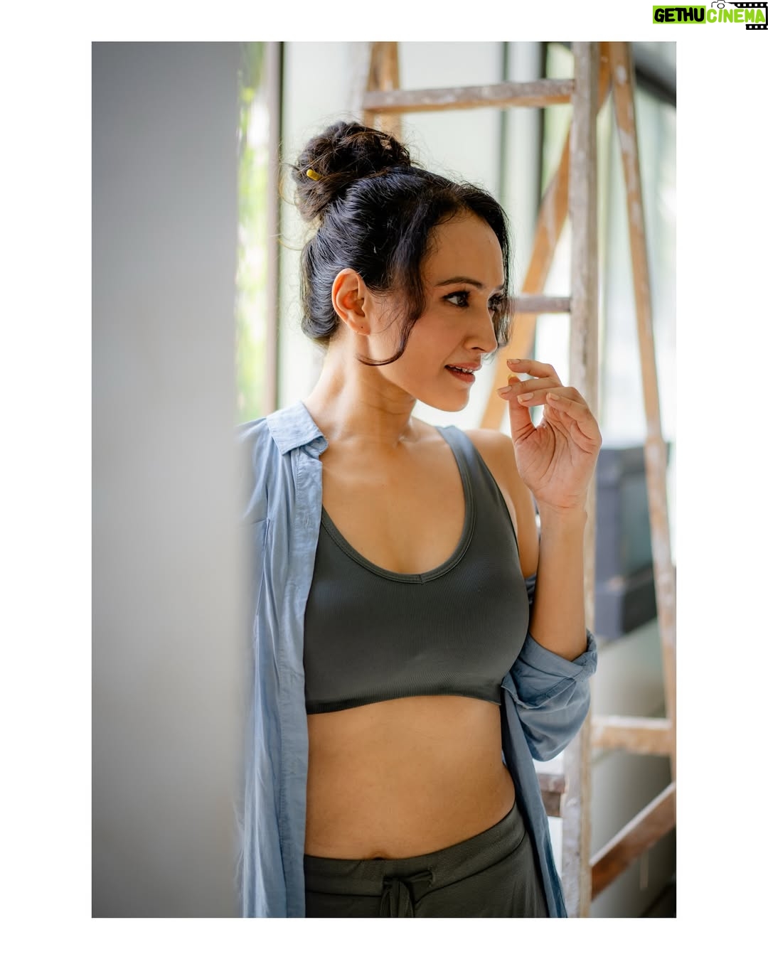 Dipannita Sharma - 2K Likes - ‘Paint thy colours’ … Always 

💙 

Photography: @charcoalmarks 
BTS super support : @palomachakraborty 
MUA : @makeupbymanasichipra 
Hair : @makeupby_palaksalia 

#funshoot #photography #portraits #teamwork #bluegrey #loungewear #hair #makeup #photos #photoshoot #colours #smiles #we