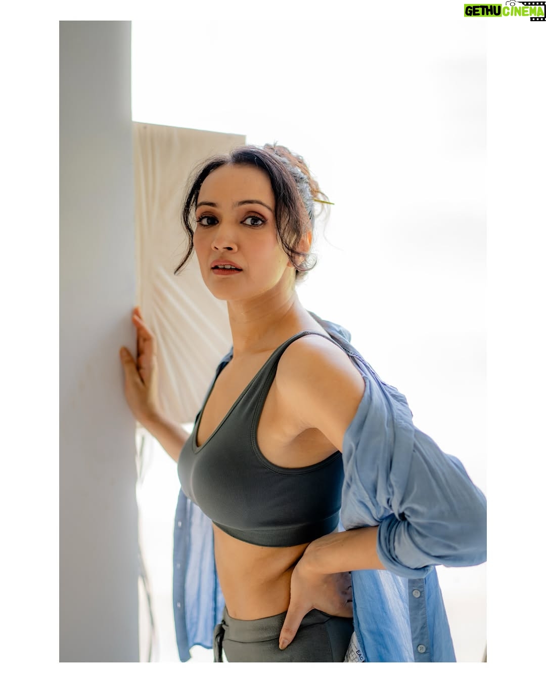 Dipannita Sharma - 2K Likes - ‘Paint thy colours’ … Always 

💙 

Photography: @charcoalmarks 
BTS super support : @palomachakraborty 
MUA : @makeupbymanasichipra 
Hair : @makeupby_palaksalia 

#funshoot #photography #portraits #teamwork #bluegrey #loungewear #hair #makeup #photos #photoshoot #colours #smiles #we