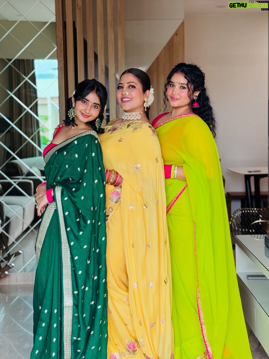 Disha Tewani - 1.3K Likes - Kaise lag rahe hai hum log marathi look mein? 🤔🤔🥰🥰🥰🥰 
@aanchaljtewani @iamchahattewani 

Makeup @designerfacesbyaanchal @aanchaljtewani 
Hair @radhahairstylist108