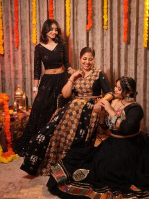 Disha Tewani Instagram - #Navratri Look 2 🖤✨
#TheTewaniTrio