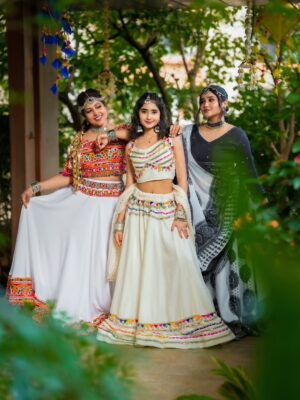 Disha Tewani Instagram - Navratri lineup starts here → Look 1 in white 👀 stay tuned for the next 💫🤍
#TheTewaniTrio