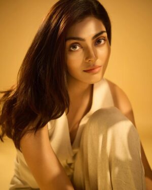 Divita Rai Instagram - Teri yaad satave re….. 💌
Shot by: @yash_vb
MUAH: @jenimakeupartist07