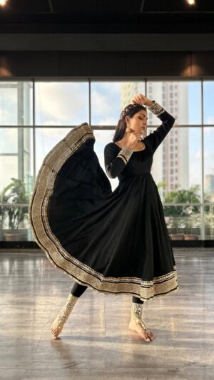 Divita Rai Instagram - The feminine urge to dance on a @bhansaliproductions song 😋💫

Choreography: @ananyaberaofficial 
Shot by: @abhishoots13 
Jewellery: @curiocottagejewelry
Studio: @nrityashakti