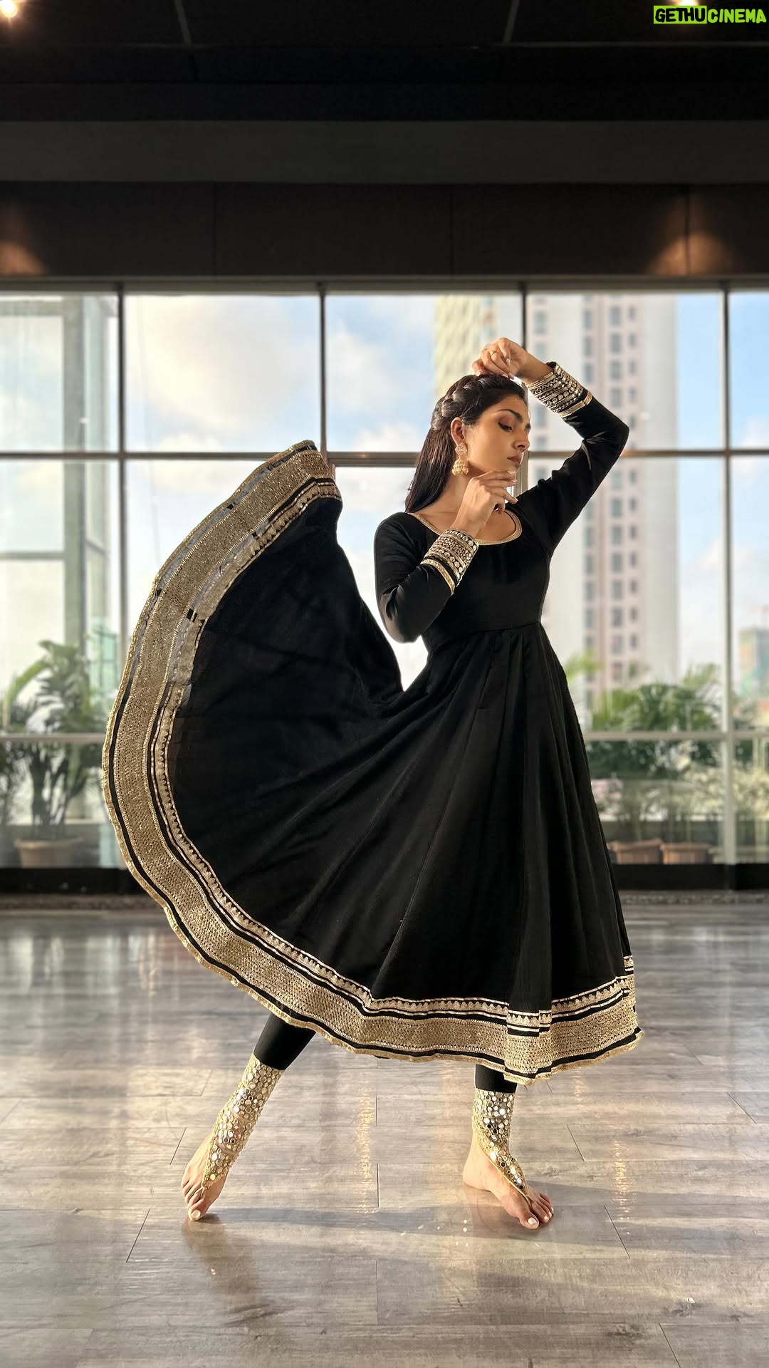 Divita Rai - 3.5K Likes - The feminine urge to dance on a @bhansaliproductions song 😋💫

Choreography: @ananyaberaofficial 
Shot by: @abhishoots13 
Jewellery: @curiocottagejewelry
Studio: @nrityashakti