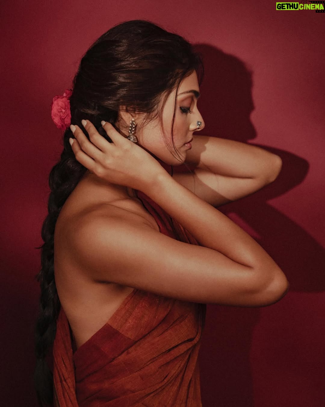 Divita Rai - 6K Likes - ಗುಲಾಬಿ ಶಕ್ತಿ 🌹

PC: @puchi.photography 
Stylist: @__.gunjan.__ 
MUAH: @pixelperfectmakeup_visali