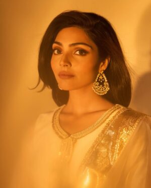 Divita Rai Instagram - #heeramandi premiere 💫
@bhansaliproductions @netflix_in
PC: @nikhilmantri_
Make up artist: Jenifer
Hair artist: @anila_hairandmakeup
Wearing: @alkaline_namyo
Jewellery: @curiocottagejewelry
@timestalent
@rishubartaria @reema_rathod @sneha.charless @niharikarohet