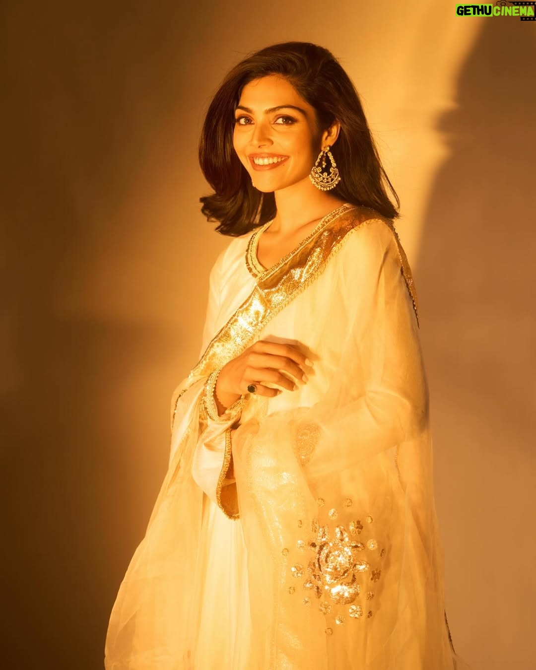 Divita Rai - 4.9K Likes - #heeramandi premiere 💫

@bhansaliproductions @netflix_in 

PC: @nikhilmantri_ 
Make up artist: Jenifer
Hair artist: @anila_hairandmakeup 
Wearing: @alkaline_namyo 
Jewellery: @curiocottagejewelry 

@timestalent 
@rishubartaria @reema_rathod @sneha.charless @niharikarohet