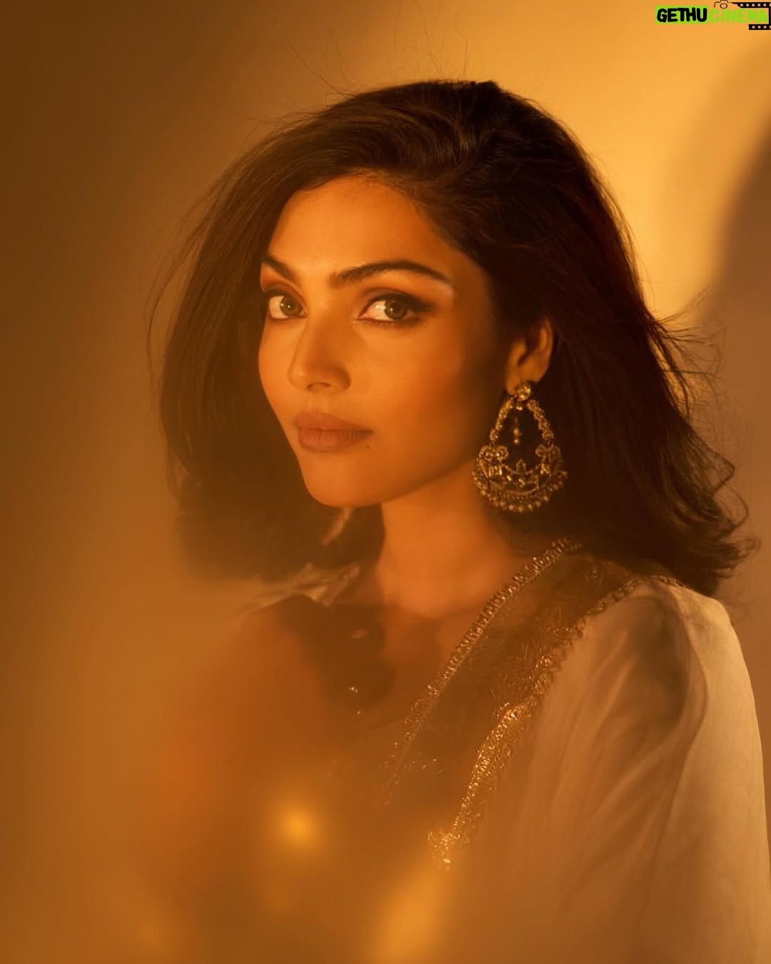 Divita Rai - 4.9K Likes - #heeramandi premiere 💫

@bhansaliproductions @netflix_in 

PC: @nikhilmantri_ 
Make up artist: Jenifer
Hair artist: @anila_hairandmakeup 
Wearing: @alkaline_namyo 
Jewellery: @curiocottagejewelry 

@timestalent 
@rishubartaria @reema_rathod @sneha.charless @niharikarohet