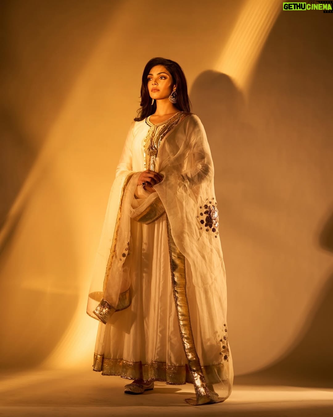 Divita Rai - 4.9K Likes - #heeramandi premiere 💫

@bhansaliproductions @netflix_in 

PC: @nikhilmantri_ 
Make up artist: Jenifer
Hair artist: @anila_hairandmakeup 
Wearing: @alkaline_namyo 
Jewellery: @curiocottagejewelry 

@timestalent 
@rishubartaria @reema_rathod @sneha.charless @niharikarohet