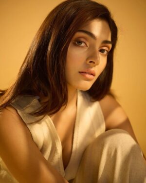 Divita Rai Instagram - Teri yaad satave re….. 💌
Shot by: @yash_vb
MUAH: @jenimakeupartist07