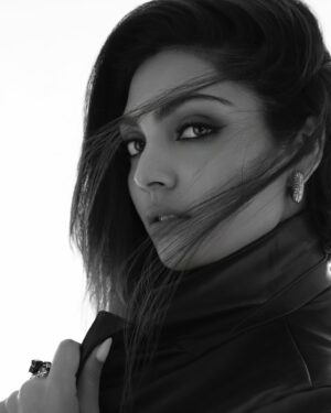 Divita Rai Instagram - There’s nothing more rare nor more beautiful than a woman being unapologetically herself…..
Here’s to celebrating authenticity and living boldly today and everyday…….Happy Women’s Day 🖤
PC: @nikhilmantri_
MUAH: @batyoureyelash