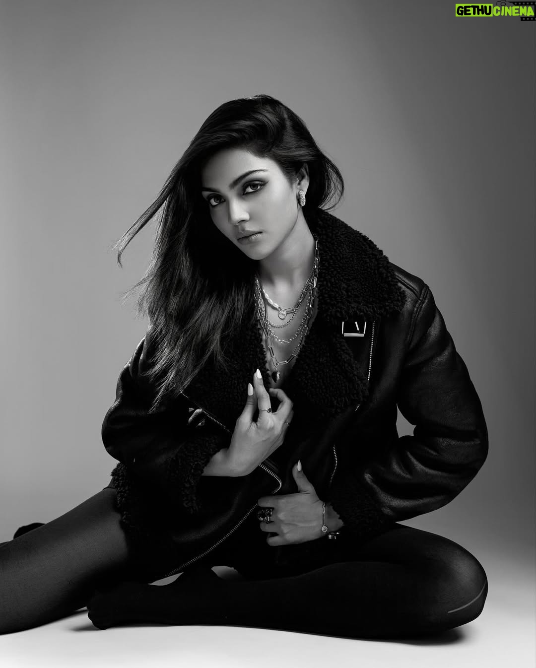 Divita Rai - 3.8K Likes - I’m on that new vibration 🖤🎶

PC: @nikhilmantri_ 
HMU: @batyoureyelash