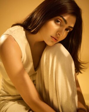Divita Rai Instagram - Teri yaad satave re….. 💌
Shot by: @yash_vb
MUAH: @jenimakeupartist07