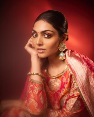 Divita Rai Instagram - In life’s rhythm, find hope’s melody 🎶
For Ganesh Chaturthi! 🙏🏼♥️
Wearing @alkaline_namyo
Clicked by @nikhillmanttri
