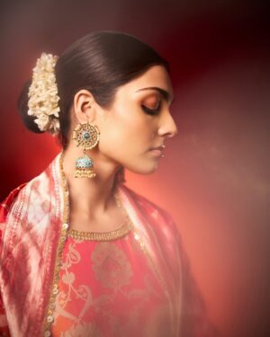 Divita Rai Instagram - In life’s rhythm, find hope’s melody 🎶
For Ganesh Chaturthi! 🙏🏼♥️
Wearing @alkaline_namyo
Clicked by @nikhillmanttri